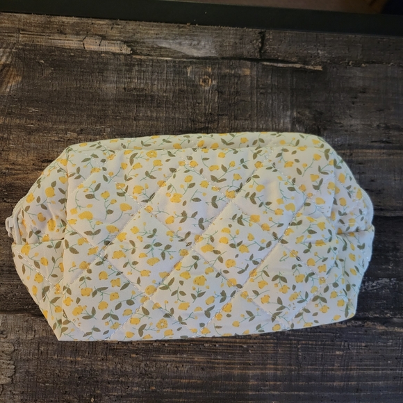 Floral Quilted Zipper Pouch - Picture 2 of 4